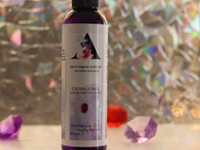 Crown Jewel Liquid Hair Oil Blend. 4oz
Jewels of beauty in liquid form. Formulated to strengthen hair and blended to seal in moisture. Great for hot oil treatments!