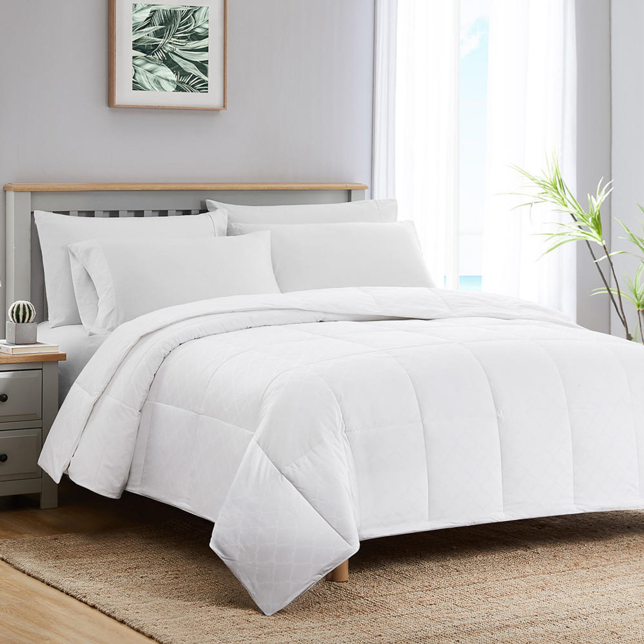 https://cdn11.bigcommerce.com/s-j8lceuq/images/stencil/1280x1280/products/688/5008/tommy-bahama-all-season-continuous-comfort-down-alternative-oversized-comforter-with-duvet-tabs-by-tommy-bahama-hypoallergenic__54732.1667903672.jpg?c=2