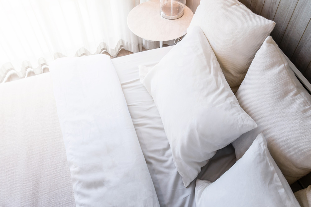 How Hotels Keep Their Bedding So White: Secrets Revealed | DOWNLITE
