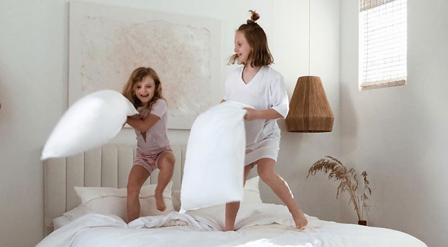 Make '4/6 International Pillow Fight Day' Housemate Pillow Fight Day