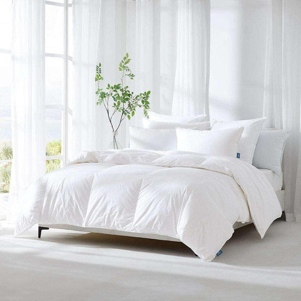 Premium Welcome Home Gift – Luxury Hypoallergenic Goose Down Comforter with German Milled Fabric for Real Estate Professionals