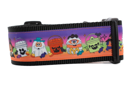 2 inch wide collar with black nylon and a pattern of nugget characters and Halloween buckets. 2 inch wide collar with black nylon and a pattern of nugget characters and Halloween buckets.