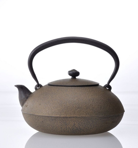 Chushin Kobo Brown Cast Iron Kettle with Lacquer finish, Hiramaru