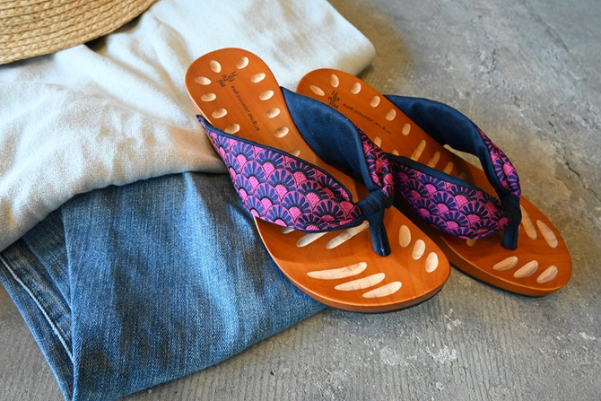 "Hitete" Heeled Geta with Dark Blue Peafowl Design (KCC-18)