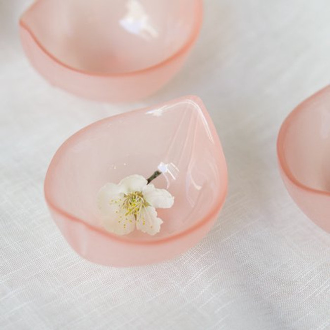 Hirota Glass Petal Shaped Sake Cup, "HANAHONOKA" 1pc.