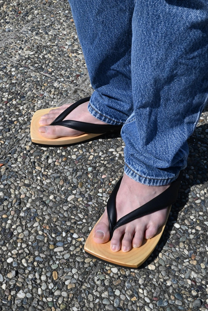 MIZUTORI Modern Geta Sandals for Men SAJIN, Black Thong (SA-05)