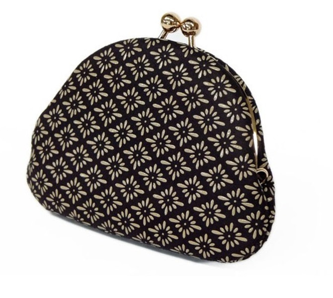 INDENYA Kiss Lock Coin Purse 1104 with a Chrysanthemum Grid Pattern, White on Purple