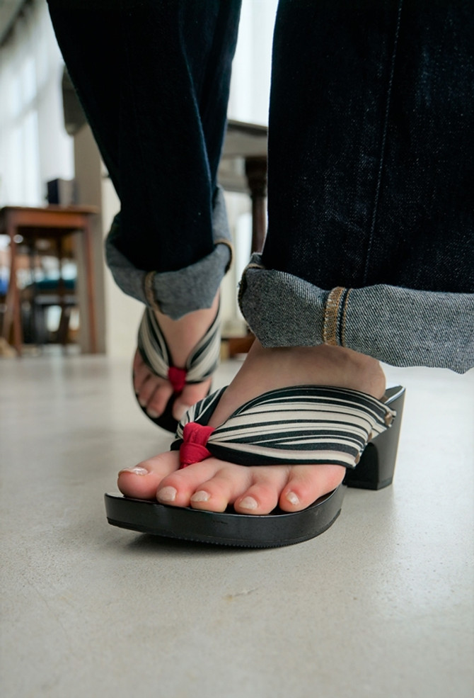 "hitete" heeled Geta, Achromatic/Black Kokura Stripes - Collaboration Design (KCB-14)