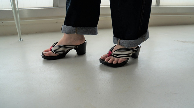 "hitete" heeled Geta, Achromatic/Black Kokura Stripes - Collaboration Design (KCB-14)