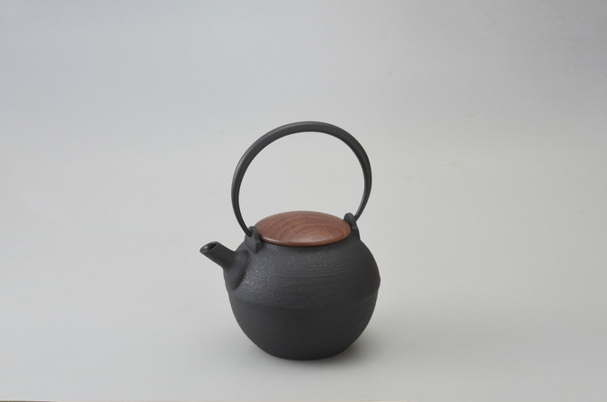 Chushin Kobo Cast Iron Teapot with Walnut Lid "HIKIME"