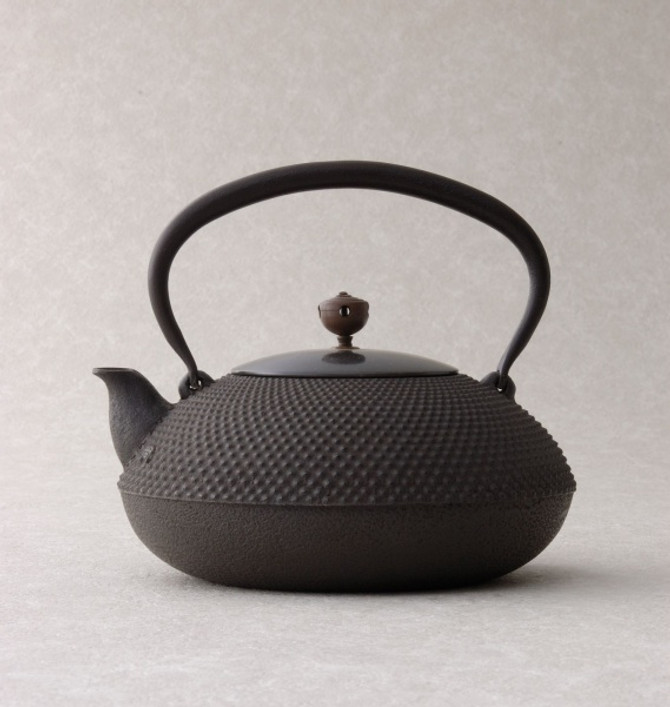 Chushin Kobo Cast Iron Kettle "Hiramaru Arare"