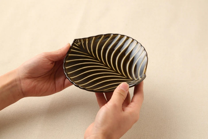 "GIYAMAN" Glass-look Porcelain Leaf Plate