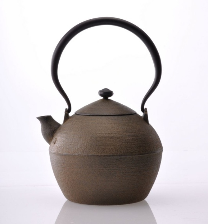 Chushin Kobo Brown Cast Iron Kettle with Lacquer finish, Hikimehouju