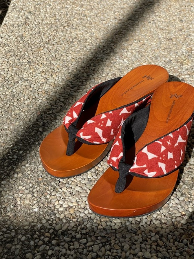 "hitete" heeled Geta, Red Rose Madder pattern (KC-46)