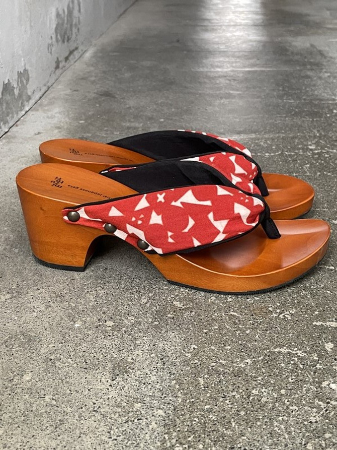 "hitete" heeled Geta, Red Rose Madder pattern (KC-46)