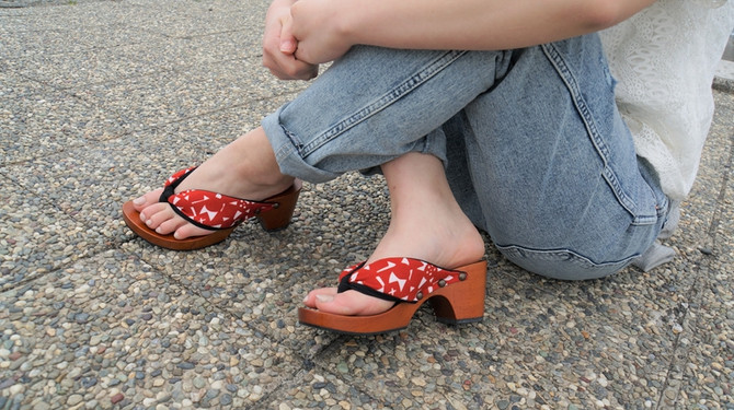 "hitete" heeled Geta, Red Rose Madder pattern (KC-46)