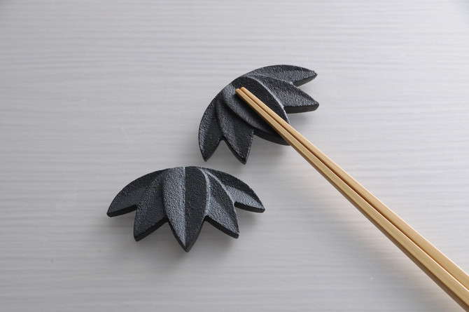 Chushin Kobo Cast Iron Chopstick Rests, Bamboo leaf 2pc.