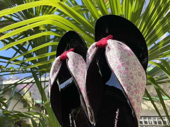 MIZUTORI hitete black Geta with Pink Wildflower design (KCB-17)