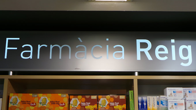 Interior de Farmacia Carmen Ortiz en Benacazón (Sevilla)