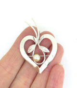 Pretty Vintage Sterling Silver 'Van Dell' Heart Pearl & Leaves Brooch 3.8g