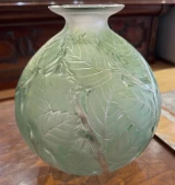 René Lalique “Milan” Vase No. 1025 Circa 1929 Green Stained Frosted Glass 28.5cm