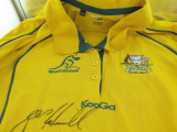 RUGBY UNION. WALLABIES SIGNED OFFICIAL KooGa SUPPORTERS SHIRT. 12 SIGNATURES.