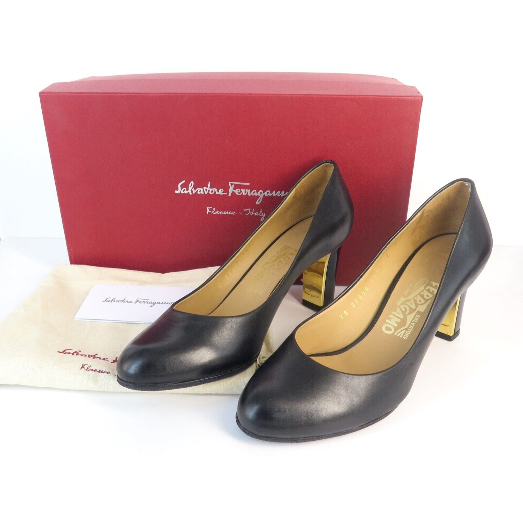 Luxury shoes for women - Salvatore Ferragamo pumps in pink leather