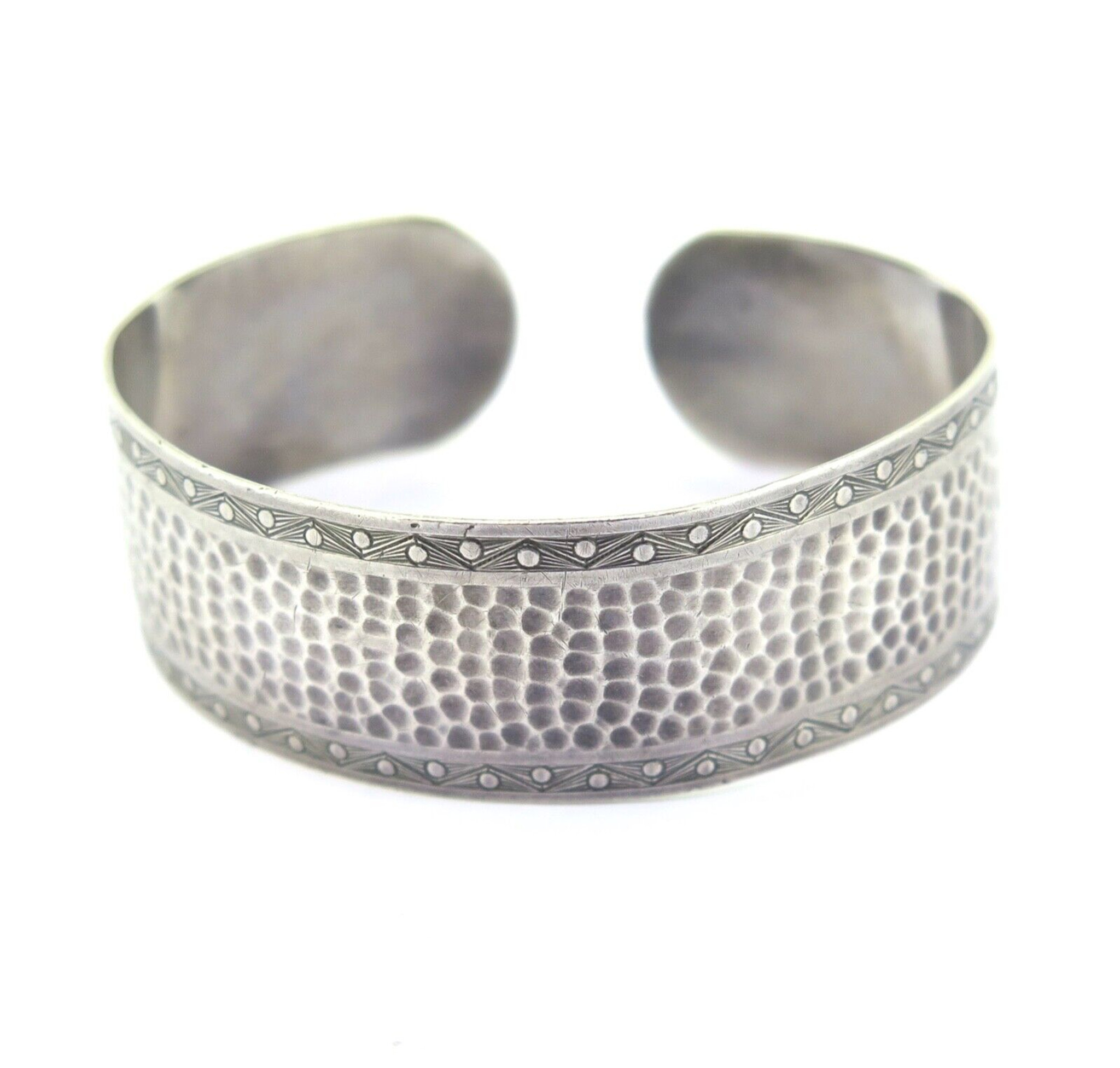 Hammered bracelet on sale