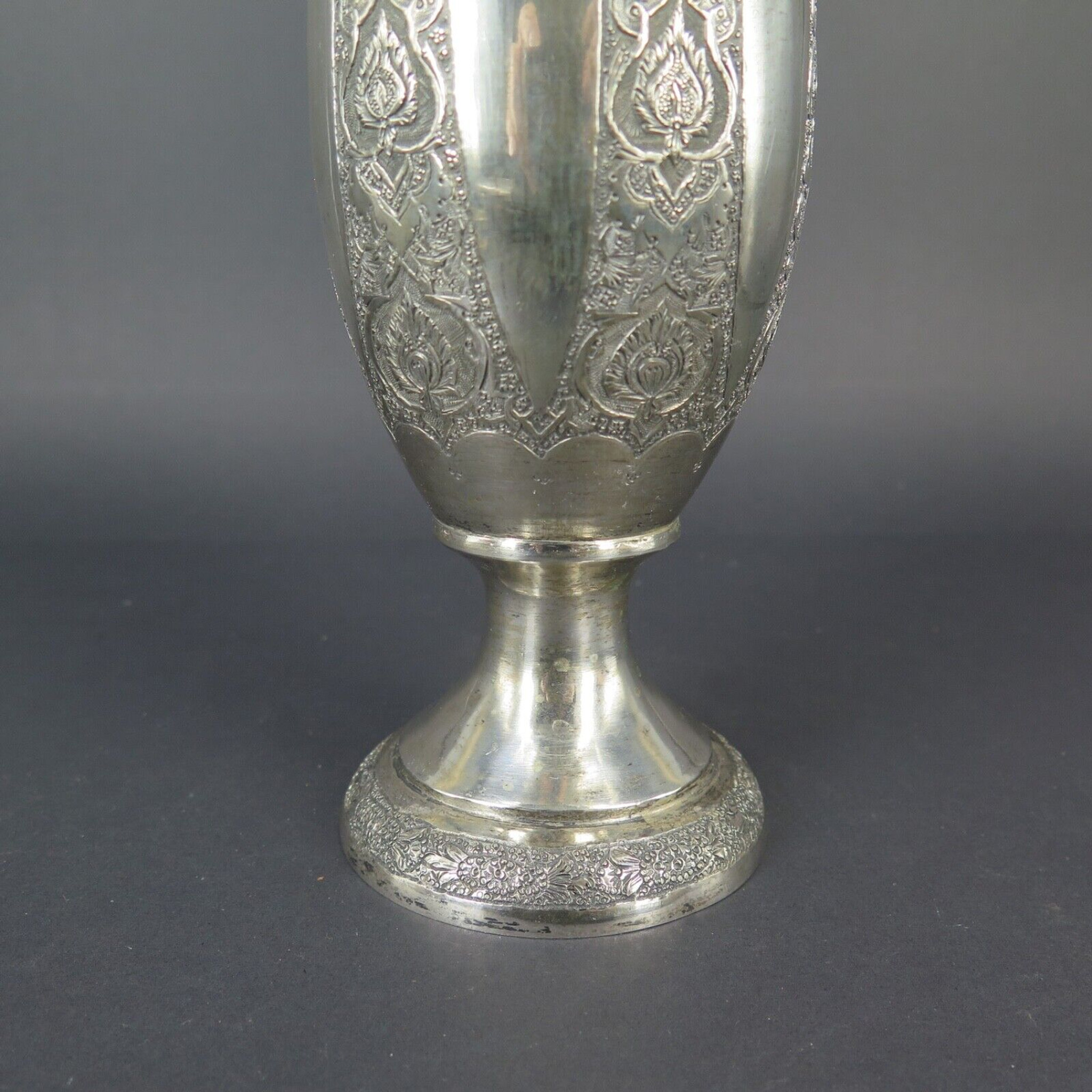 灰釉春秋重箱 An extremely rare blue and white 'lotus' conjoined vase