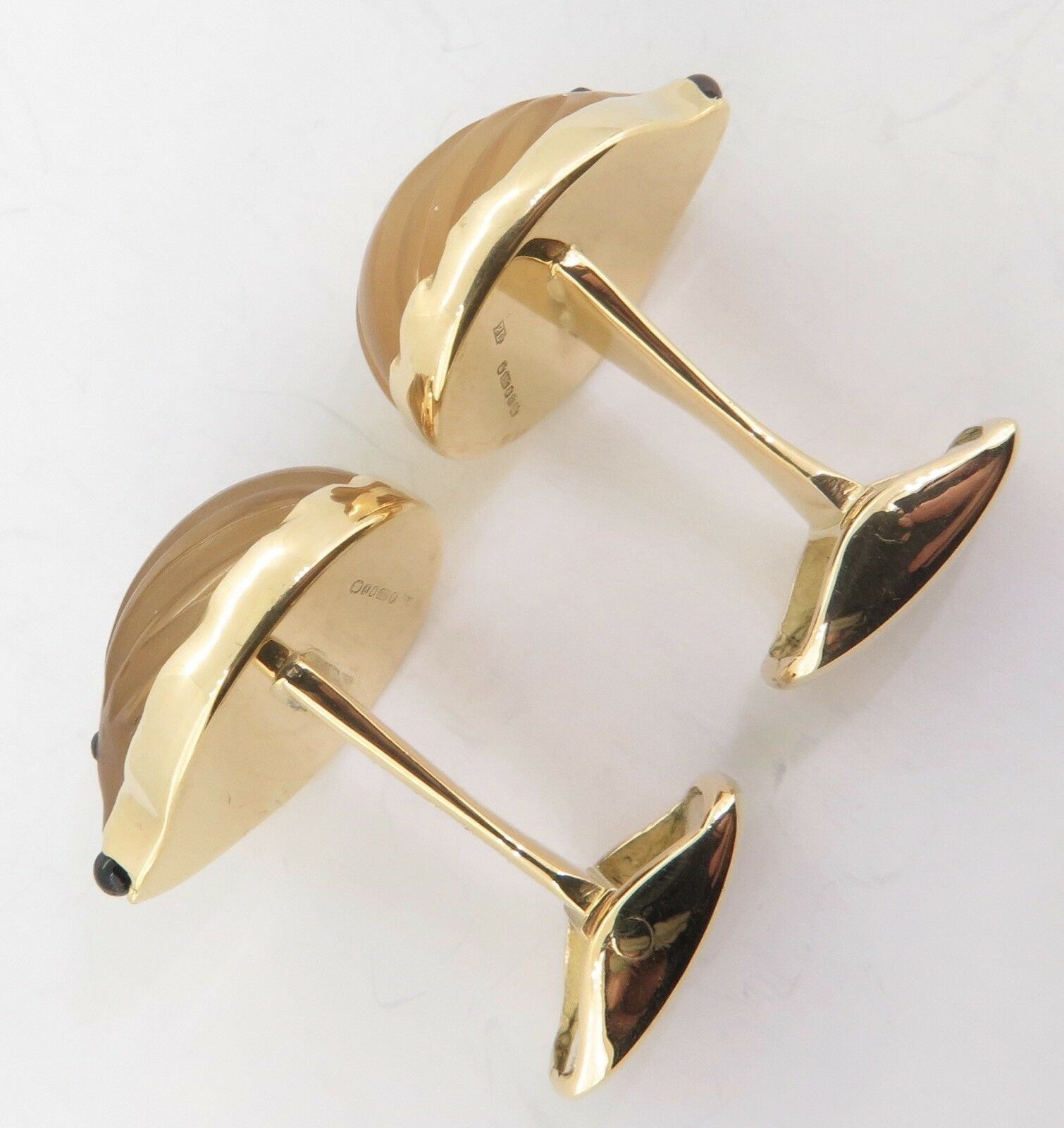 Paul Frederick 18Kカメオカフリンクス A Fine Pair Of Paul Longmire 18k Gold Carved Hedgehog Cufflinks