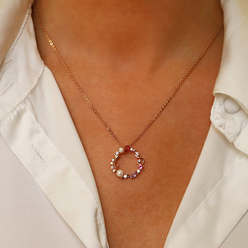 Maureen O'Hara Vintage Wreath Rose Gold Pendant Maureen O'Hara Vintage Wreath Rose Gold Pendant
