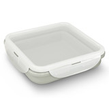 A collapsible lunch box in light grey and white, featuring a sleek, stackable design and a secure lid. A collapsible lunch box in light grey and white, featuring a sleek, stackable design and a secure lid.