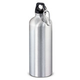 A drink bottle in shiny silver, featuring a black cap and a carabiner clip, with a logo present. A drink bottle in shiny silver, featuring a black cap and a carabiner clip, with a logo present.