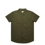 A short-sleeved work shirt in olive green with two chest pockets and a collar, featuring a logo. A short-sleeved work shirt in olive green with two chest pockets and a collar, featuring a logo.