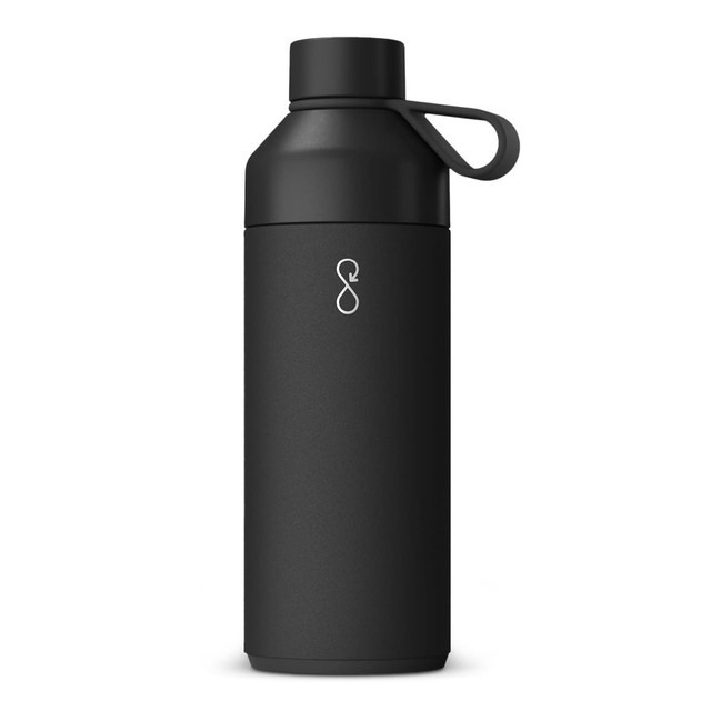 A drink bottle in matte black with a screw lid and a carrying handle, featuring a small logo. A drink bottle in matte black with a screw lid and a carrying handle, featuring a small logo.