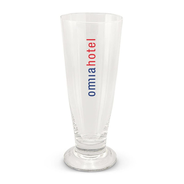 A tall glass beer glass with a clear, smooth surface and a base, featuring a logo in red and blue. A tall glass beer glass with a clear, smooth surface and a base, featuring a logo in red and blue.