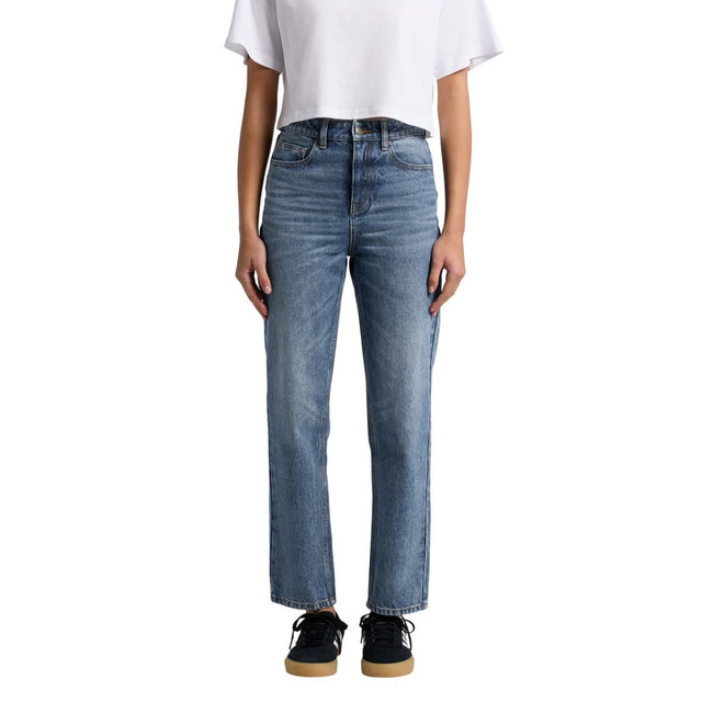 Straight jeans in light blue denim, featuring a high-waisted design. Paired with a white cropped top and black sneakers.