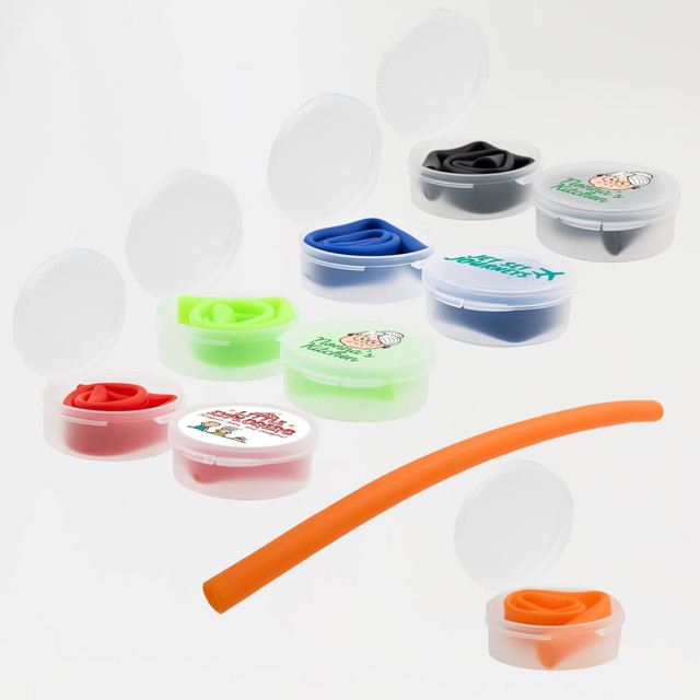 A collection of silicone straws in various colours stored in transparent cases, featuring lids and logos. A collection of silicone straws in various colours stored in transparent cases, featuring lids and logos.