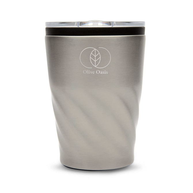 A reusable coffee cup in stainless steel, featuring a twist design and a transparent lid. It has a logo on the front.