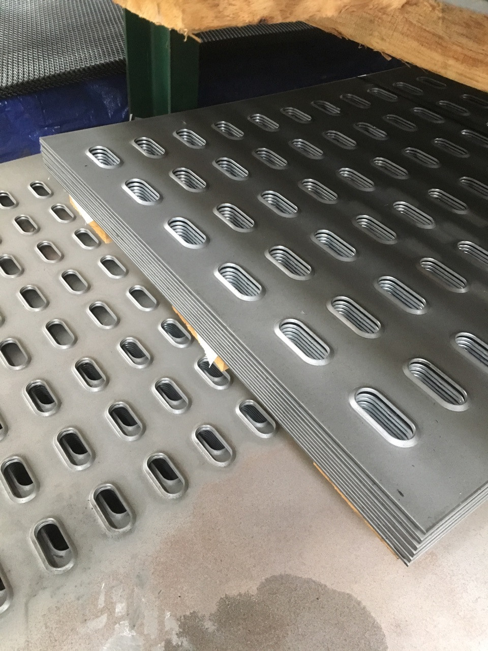 Car carrier floor mesh