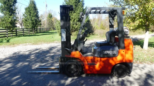 $4,900 Toyota 7FGCU25 Propane Forklift 5000 Lb Capacity