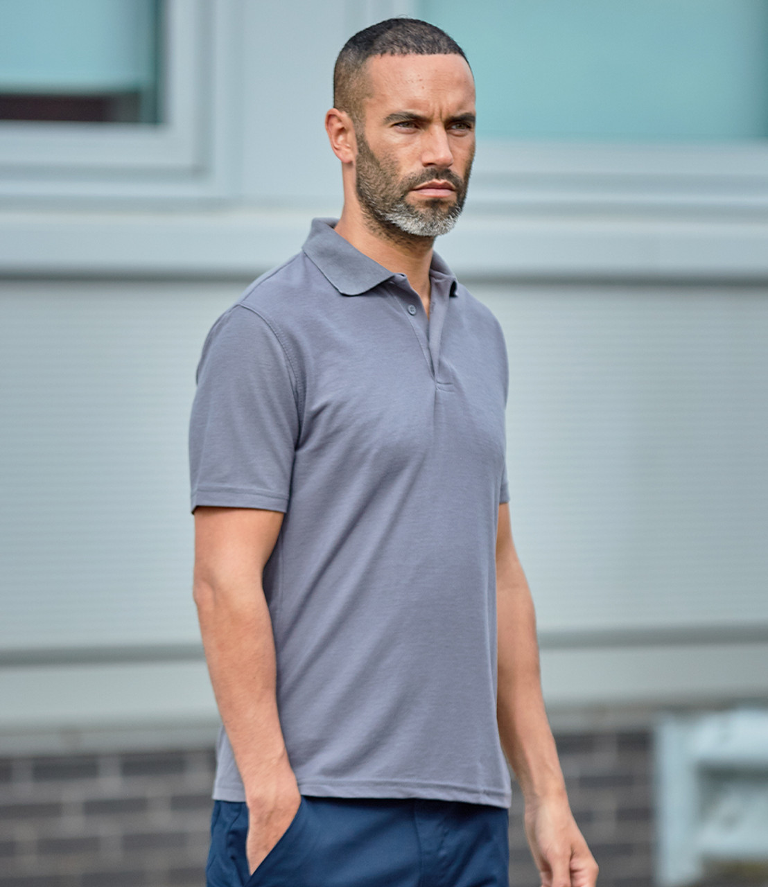 Short sleeve piqué polo shirt in a regular fit made of organic