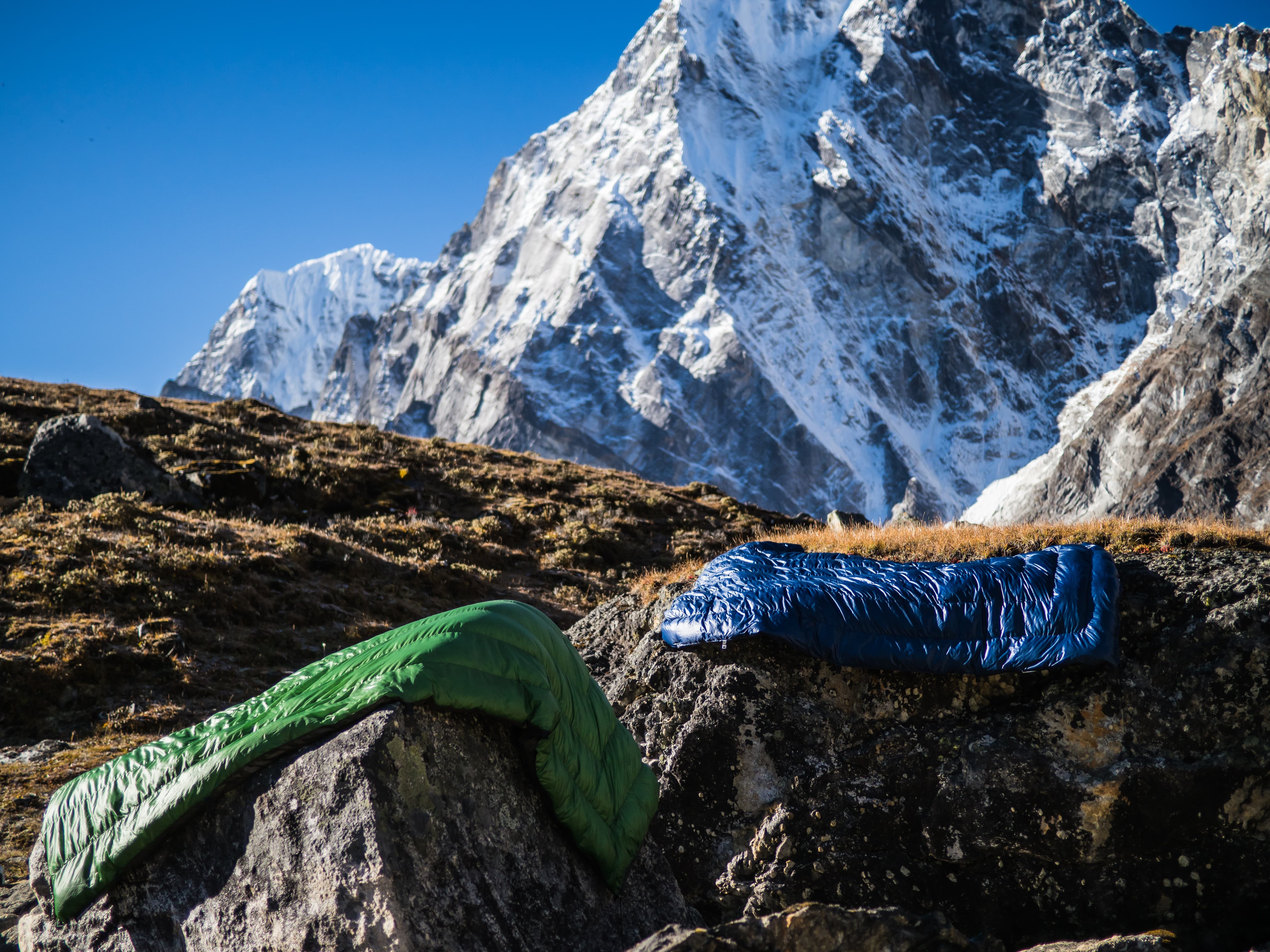 sleeping-quilts-drying-on-rock