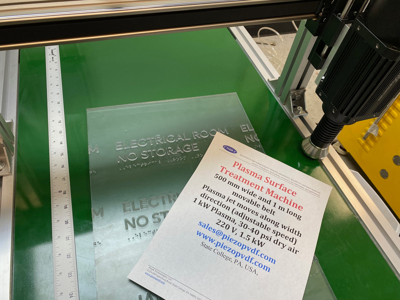 Large Plasma Treater: atmospheric pressure plasma machine with movable plasma jet and belt