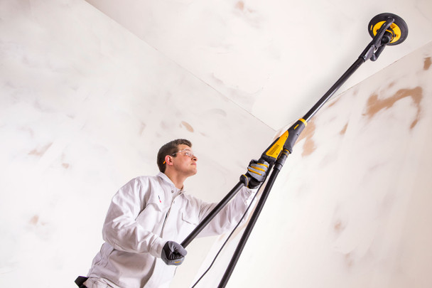 Mirka LEROS wall sander with extension sanding a ceiling
