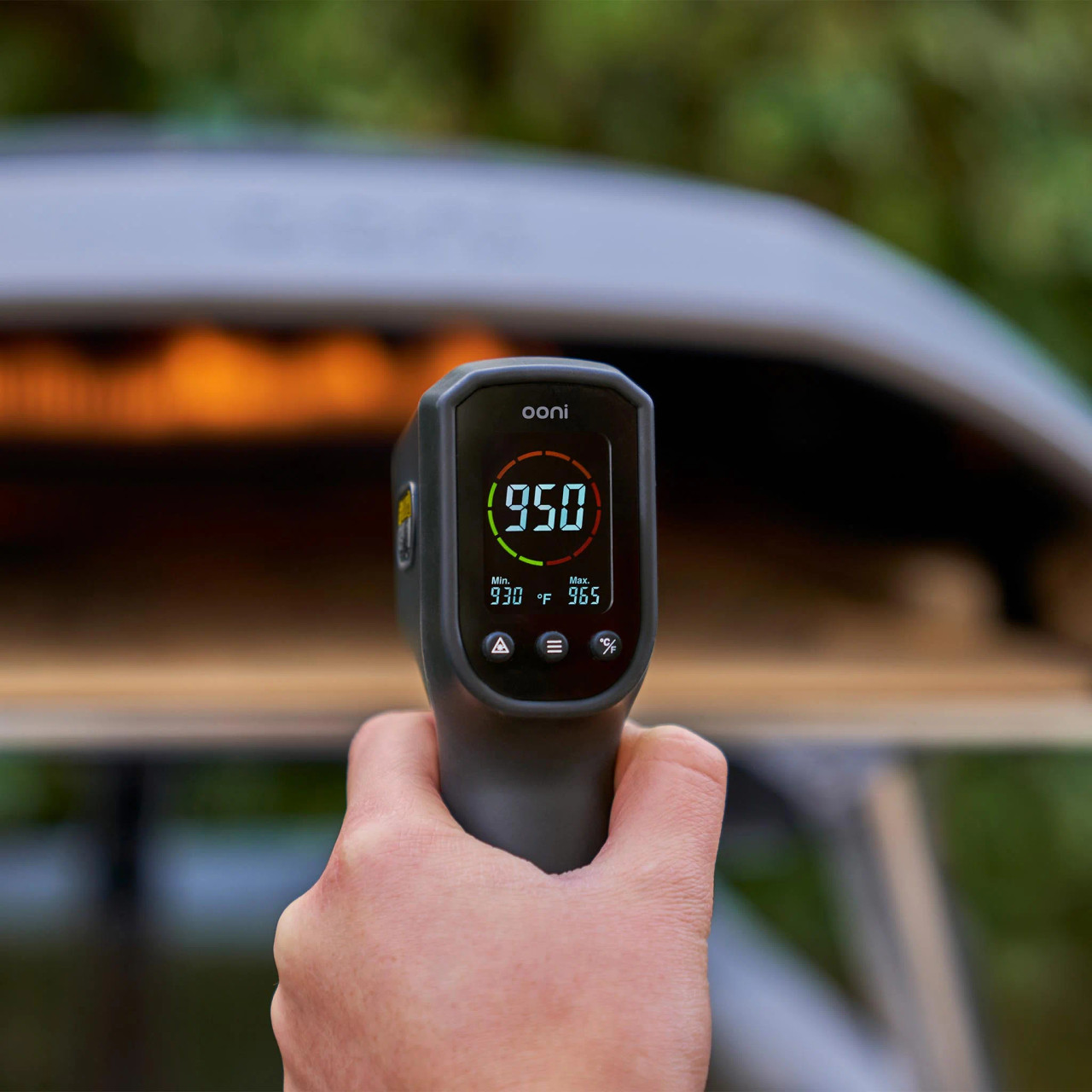 Wood fired oven accessories to improve cooking: laser thermometer