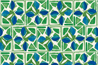 Fresh green wallpaper with blue accents, structured four-leaf motifs and expressive brushwork, echoing the natural inspiration of Sandra Blow’s designs. Fresh green wallpaper with blue accents, structured four-leaf motifs and expressive brushwork, echoing the natural inspiration of Sandra Blow’s designs.