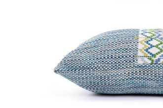 Side detail of Lomi Sololá cushion 30x50cm in turchese blue green with central geometric border trim for indoor and outdoor use
