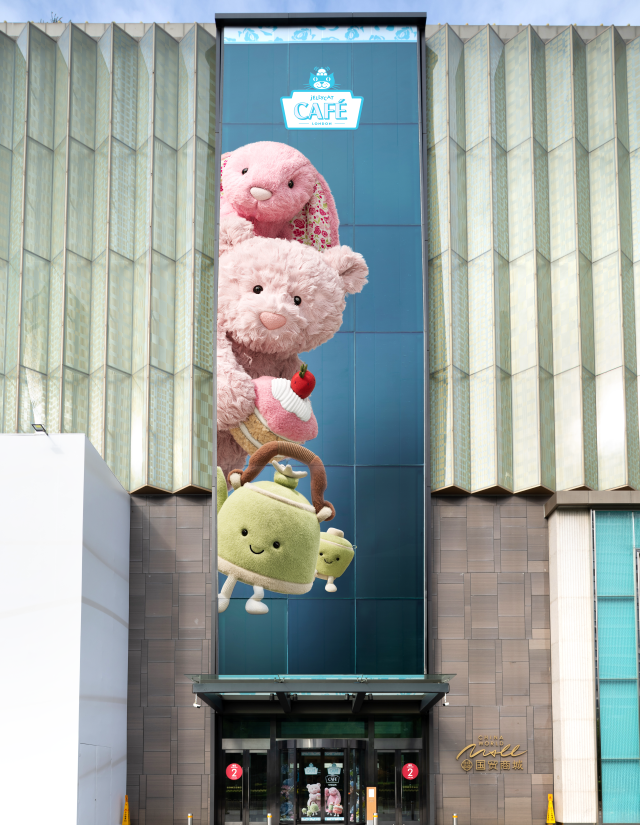 Blushkin Blossom Bunny Leola Bear auf einem Banner in Peking  