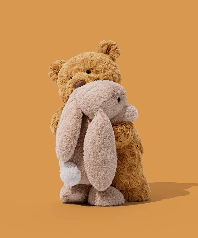 Bashful Bunny umarmt Bartholomew Bear